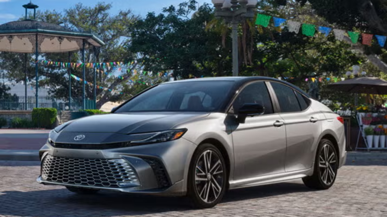 Toyota Camry 2025 Hybrid: Stylish Sedan with Excellent Mileage and Smart Pricing